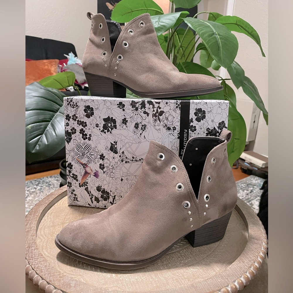 Chinese Laundry booties Sz10